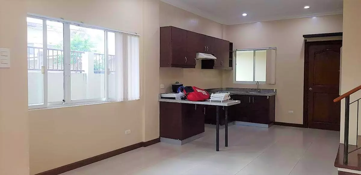 Semi furnished Gated house with Mini  garden and garage that can fit 2 cars in Mabolo Cebu - photo 3