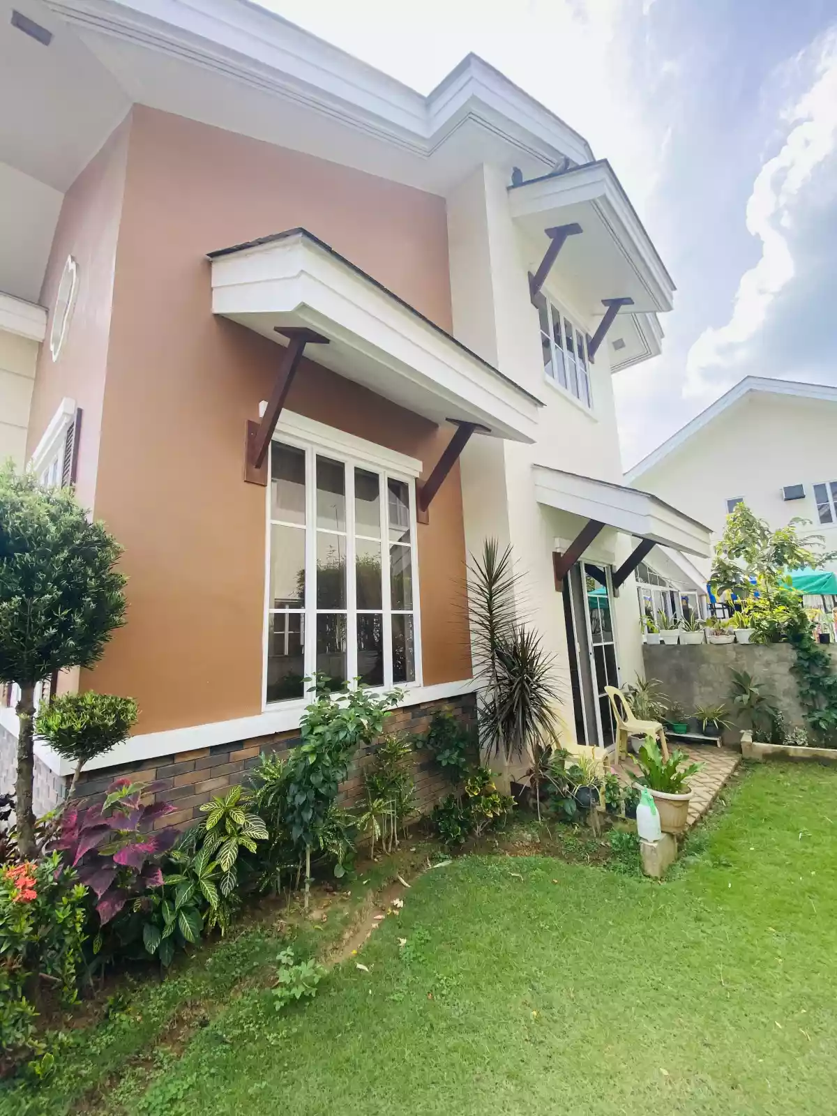 Single - Detached Corner Unit House & Lot  - photo 6