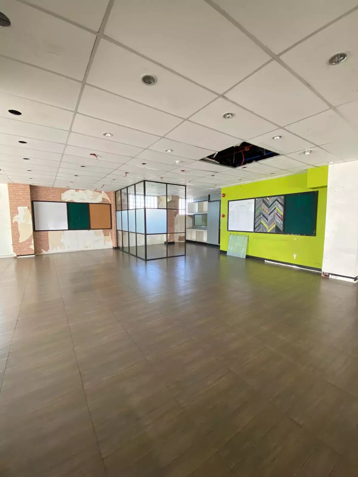 COMMERCIAL / OFFICE SPACE FOR RENT IN ESCARIO (ALONG THE ROAD) — Space in North Escario Street, Capitol, Cebu City — Photo 7