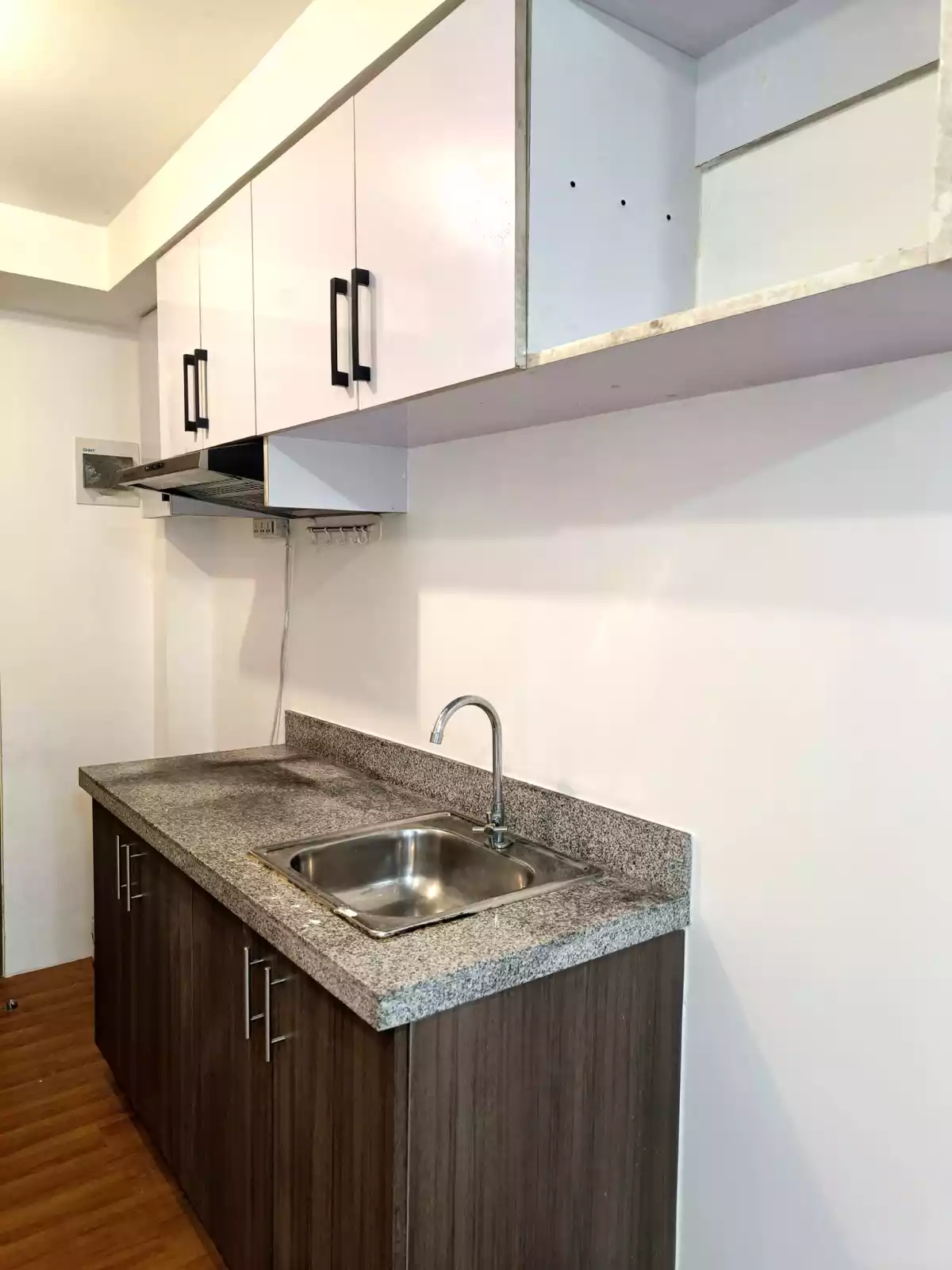 SEMI-FURNISHED STUDIO UNIT FOR RENT AT HAMPTON GARDENS, PASIG    - photo 4