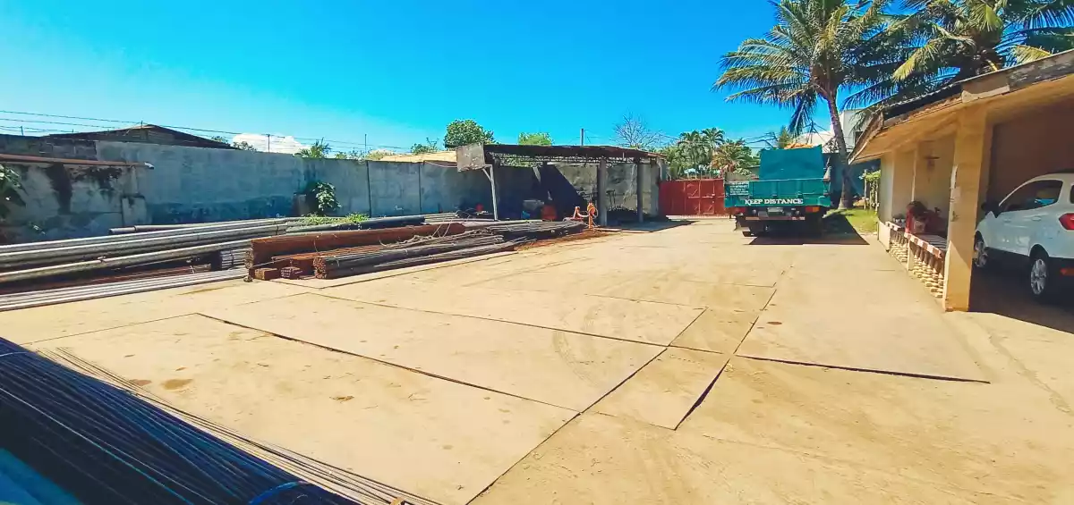 2000sqm Lot w/ a Warehouse a 2 houses - photo 4