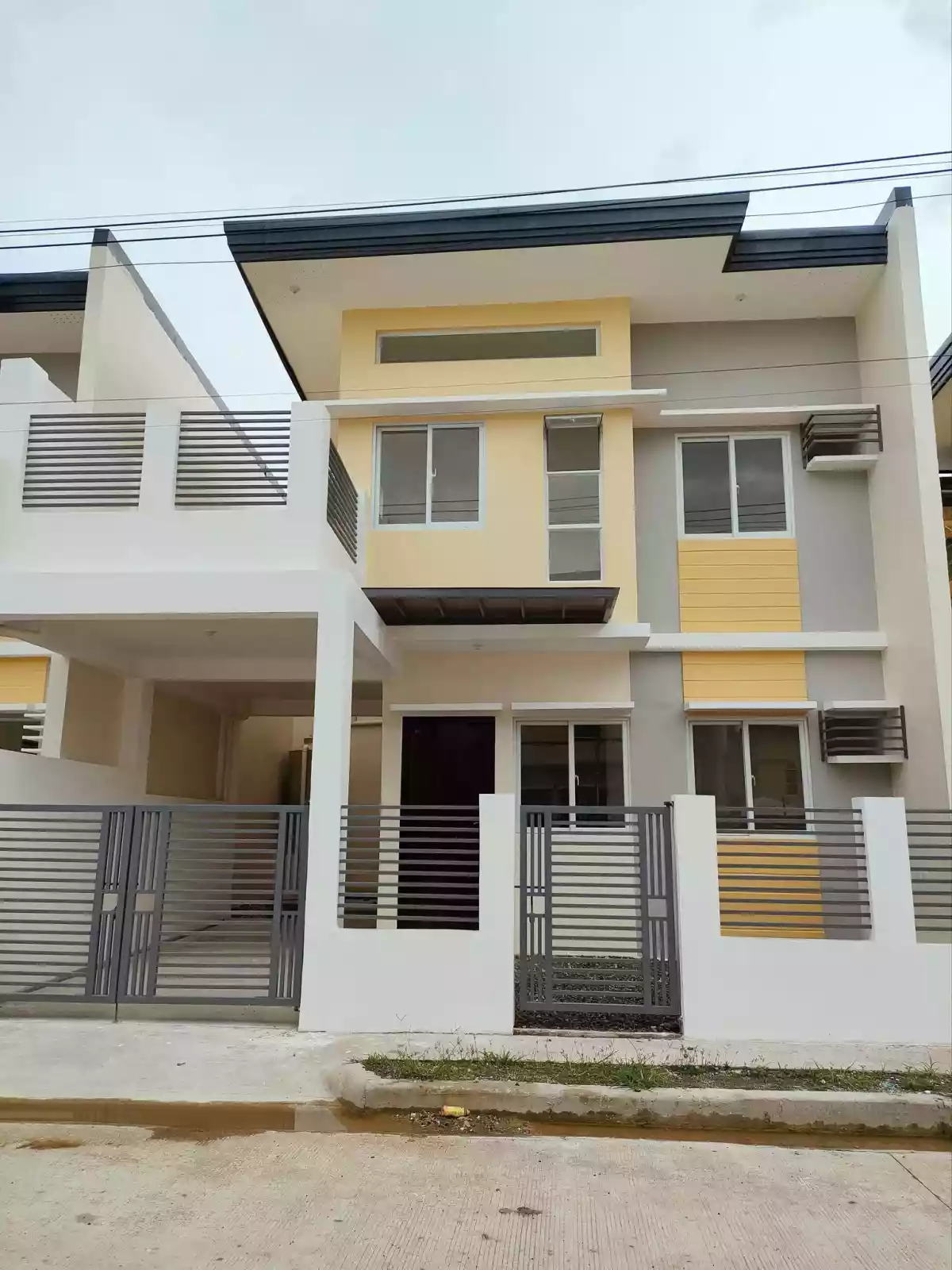 The Diamond Heights 2-storey House & Lot with Balcony & Fence - photo 4