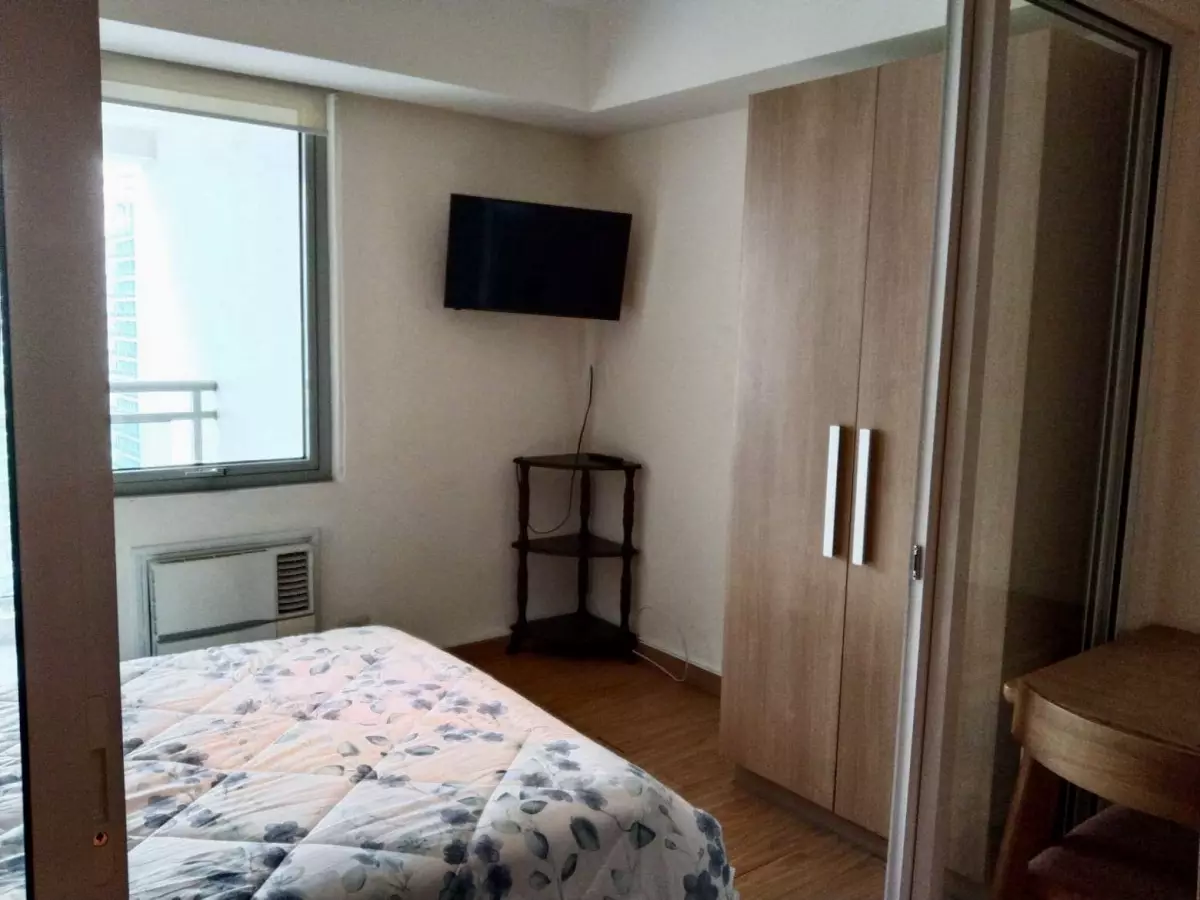 Fully Furnished Studio Unit with Balcony FOR SALE in Azure Urban Resort Residences! — Studio in Parañaque, Metro Manila, Philippines — Photo 3