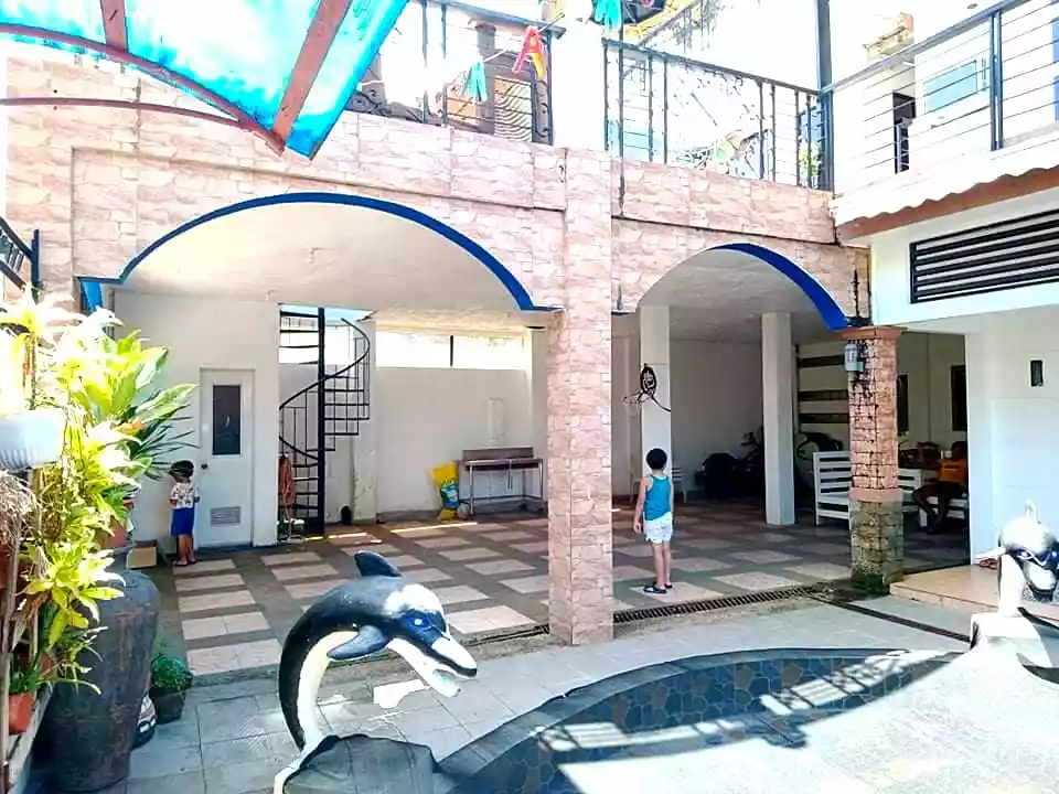 RUSH!! RUSH!!! RUSH!!! Spacious  corner house and lot with swimming pool!! — House and Lot in Burgos Avenue, Bacolod, Negros Occidental — Photo 7