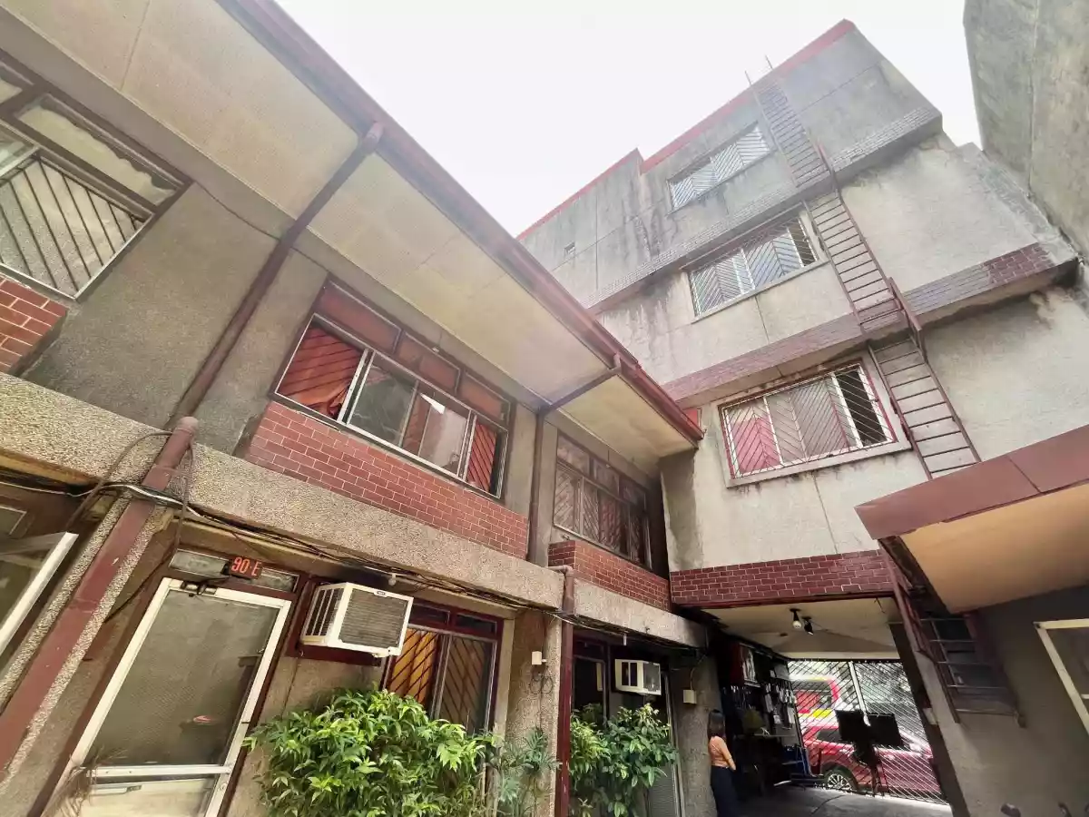 INCOME GENERATING COMMERCIAL BUILDING FOR SALE in Kamuning, Quezon City with Consistent Rental Income — Building in Quezon City, Metro Manila, Philippines — Photo 2