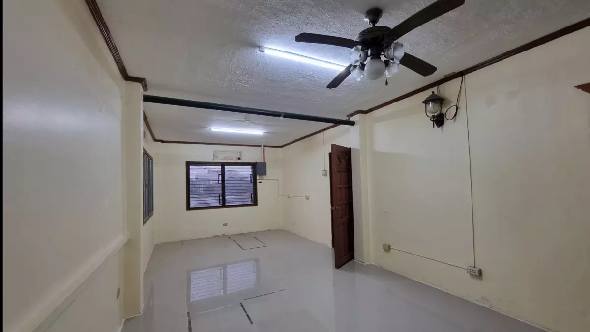 Open photo 11 of 19 — OFFICE WITH 6 ROOMS
