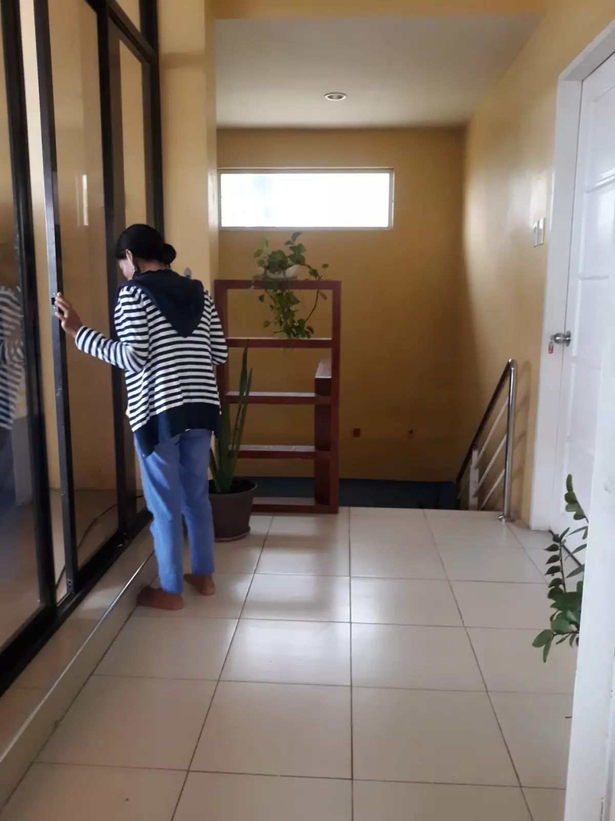  For Rent 3br apartment with roof deck  and parking  along AS Fortuna  St. Mandaue city Cebu - photo 5