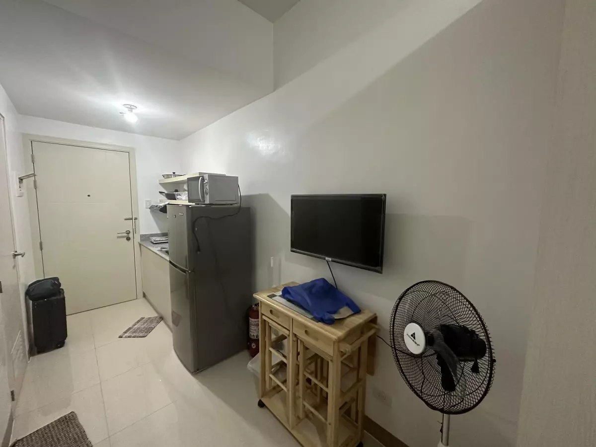 Fully Furnished 1-Bedroom Condo Unit for Rent at Las Pinas City — 1 Bedroom in SM Southmall Road, Almanza Uno, Las Piñas — Photo 3
