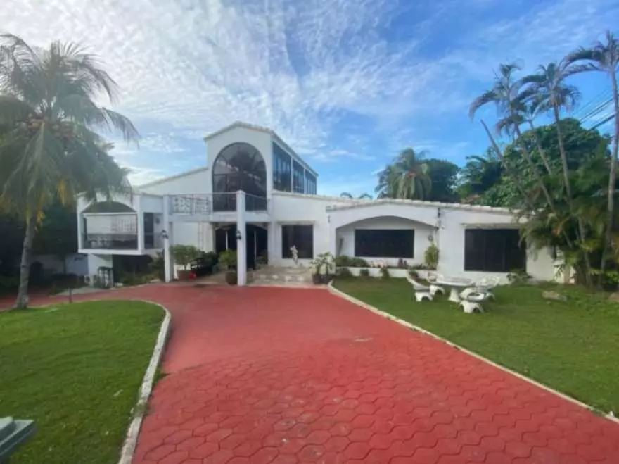 For Sale: Commercial Lot with Big House near Ladislawa Garden Village