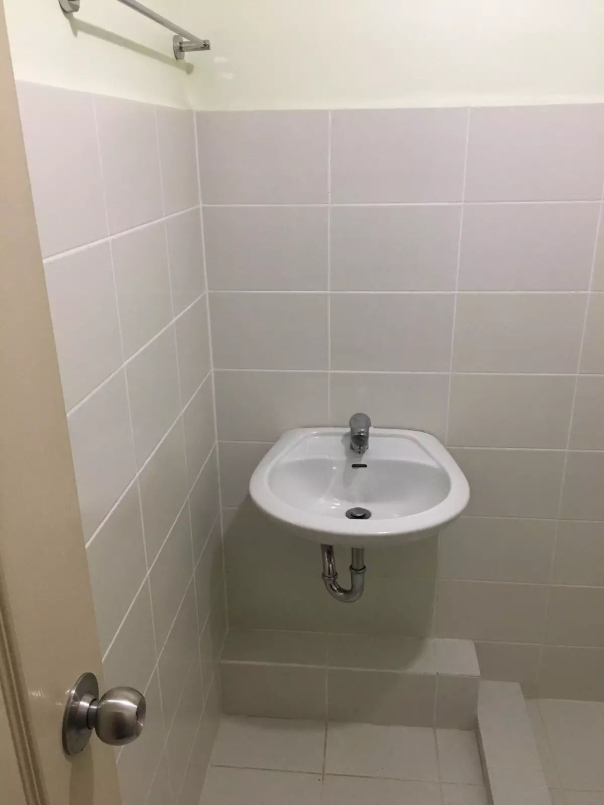 Fully-Furnished San Remo Studio Unit - photo 5