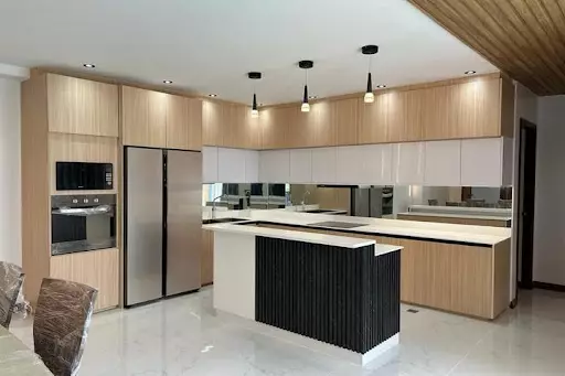 Open photo 18 of 21 — ? FOR SALE: 3 LEVEL HOUSE WITH ROOF DECK AND POOL