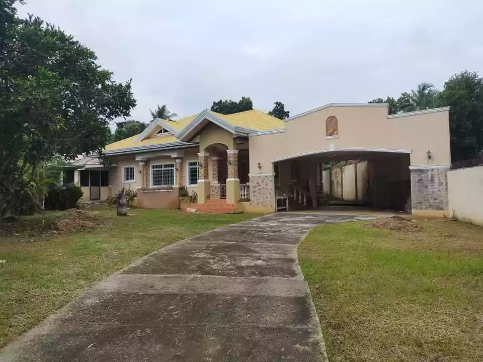 4 bedrooms 4 toilet and bath house for sale in Poblacion Baclayon 100 meters to the beach - photo 2