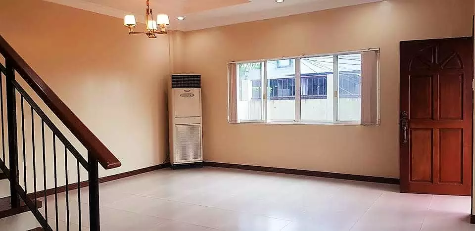  Semi furnished Gated house with Mini  garden and garage that can fit 2 cars in Mabolo Cebu - photo 4