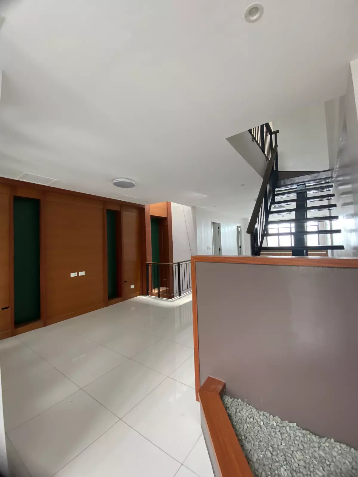 MODERN TOWNHOUSE W/ BASEMENT HUNDRED METERS AWAY TO HIGHWAY — Townhouse in Mandaue City, Cebu, Philippines — Photo 6