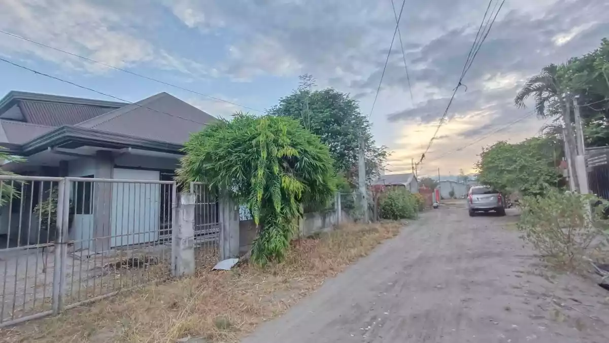 House and Lot 2nd lot from Mabuhay Road, GSC  - photo 4