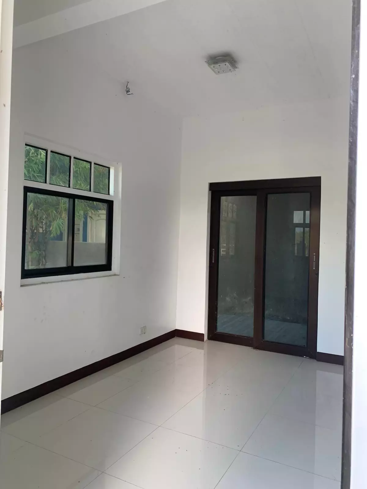 FULLY FENCED TWO-STOREY RESIDENTIAL BUILDING - photo 6