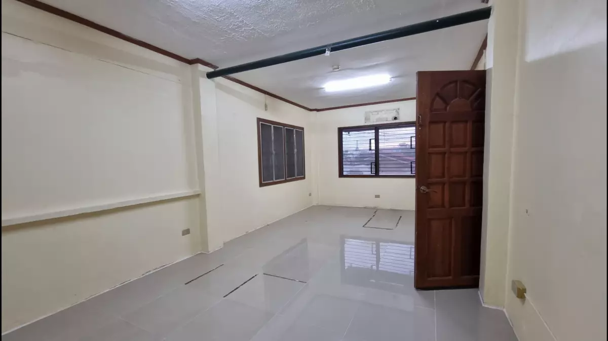 Open photo 18 of 19 — OFFICE WITH 6 ROOMS