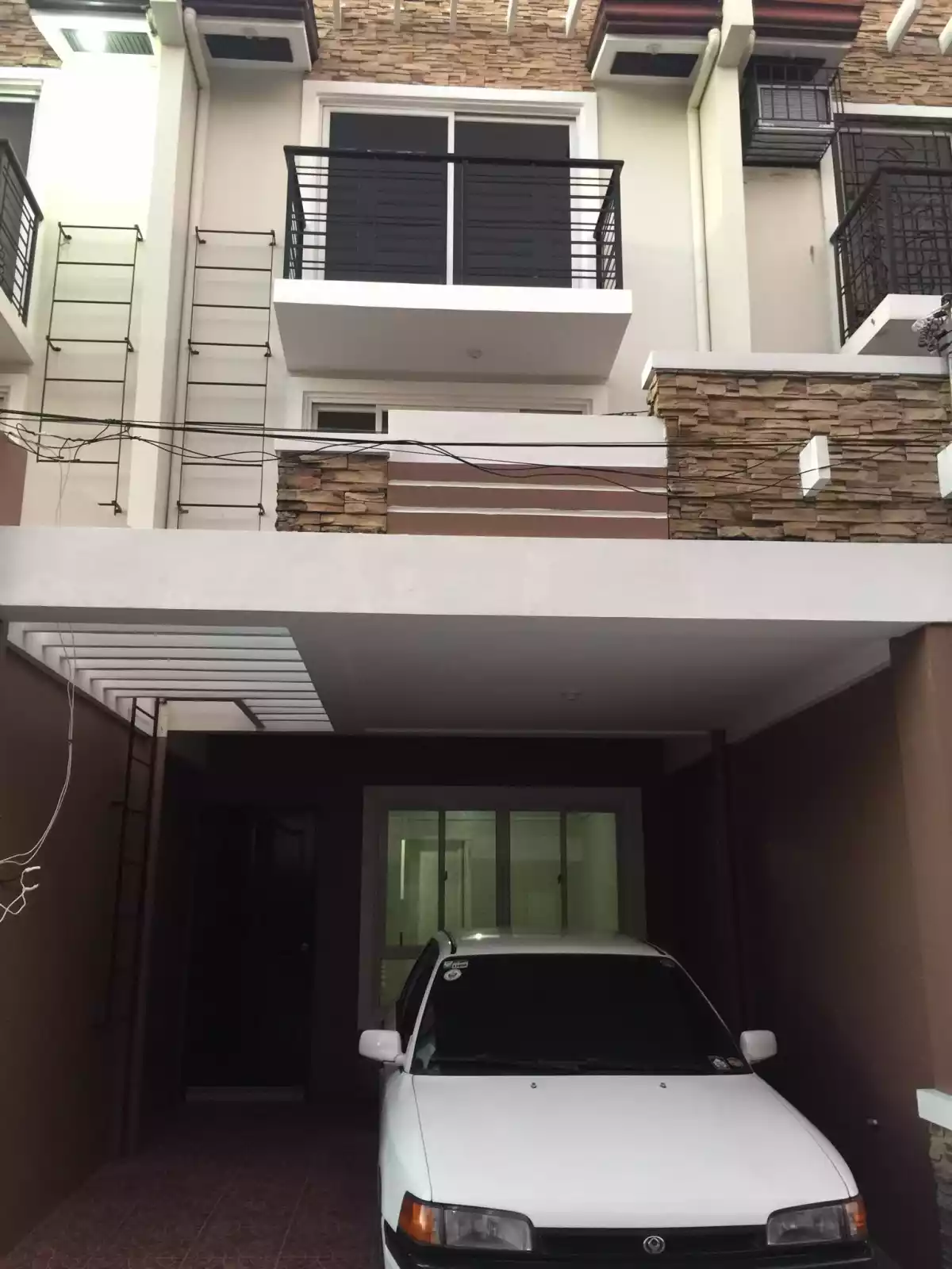 Affordable Townhouse Near MOA, Airport & City of Dreams — Townhouse in Metro Manila, Philippines — Photo 2