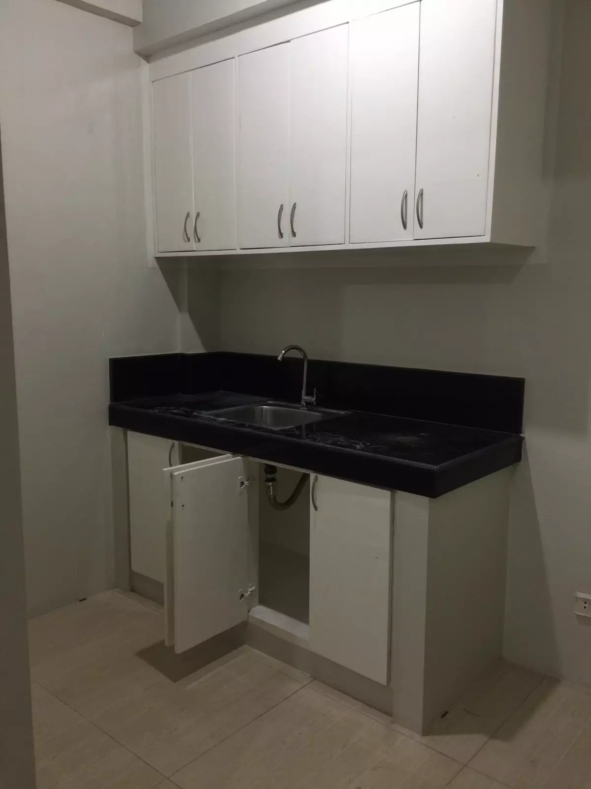 Open photo 13 of 15 — 3 Storey Townhouse BF Homes ParaÃ±aque City