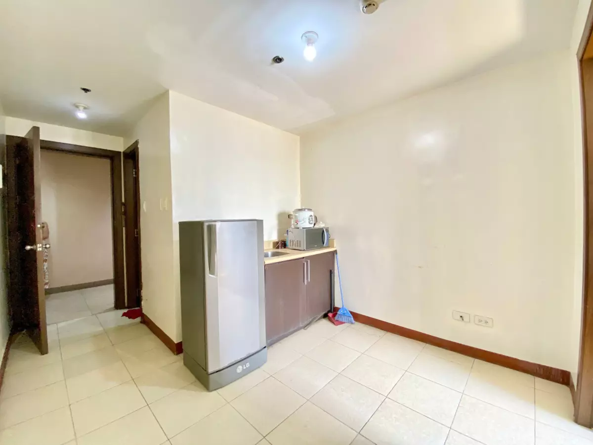SEMI-FURNISHED 1BR UNIT FOR RENT at Ridgewood Towers - photo 4