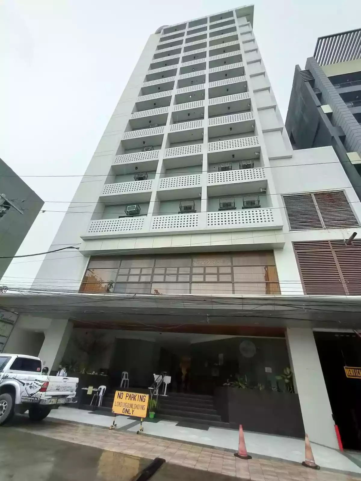 Studio w/ Balcony near Ayala Cebu - photo 3