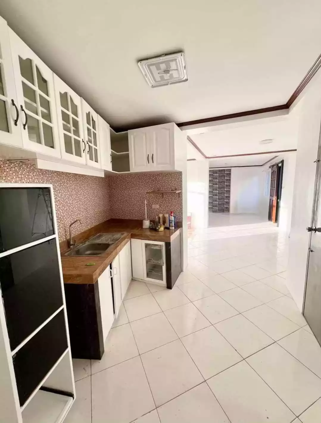 3-Storey House For Rent - photo 2