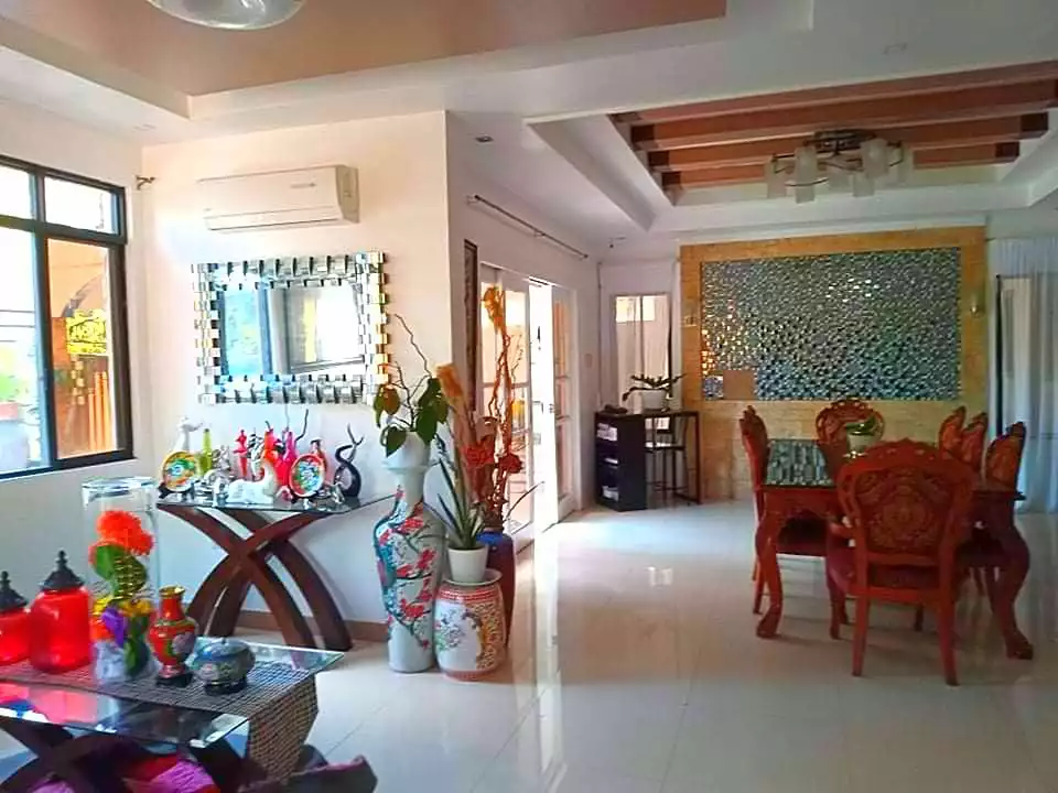 RUSH!! RUSH!!! RUSH!!! Spacious  corner house and lot with swimming pool!! — House and Lot in Burgos Avenue, Bacolod, Negros Occidental — Photo 3