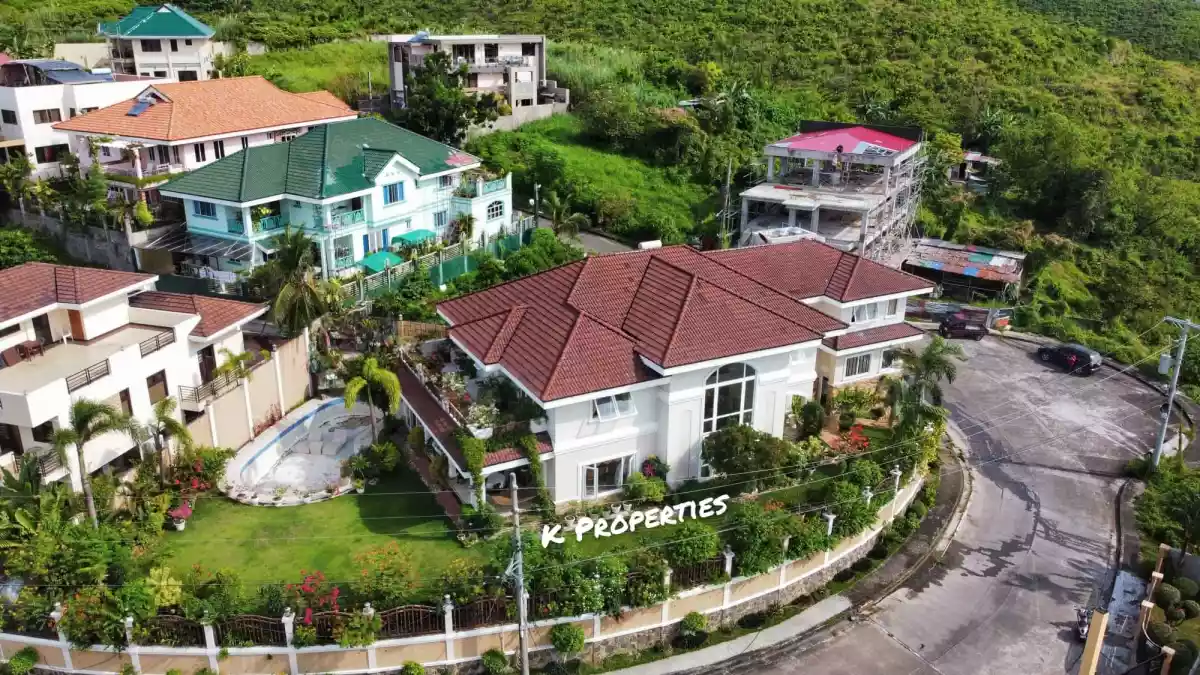 Luxury House with Pool in Consolacion at 45M - photo 4