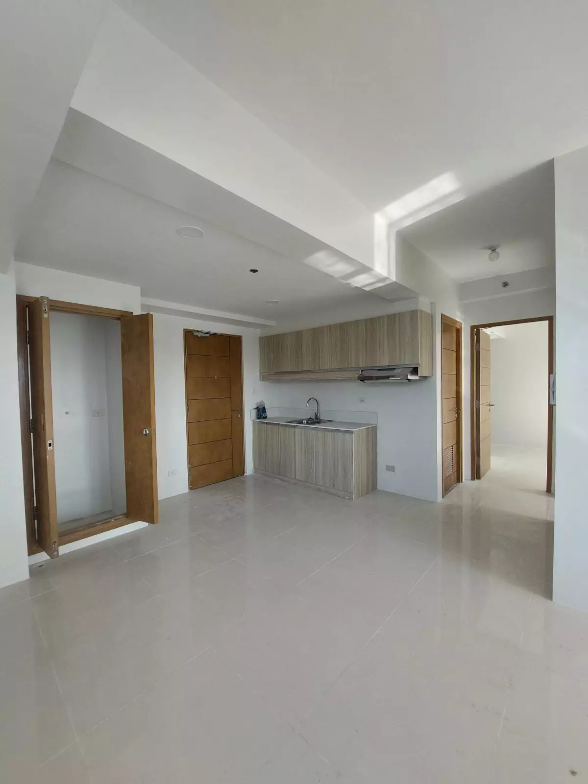 Open photo 16 of 19 — Taft East Gate 2Bedroom For Assume Save 7Million for the Current Price 