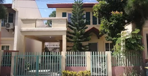 Lovely as a tree. Price is negotiable — House and Lot in Dumaguete, Negros Oriental, Philippines — Photo 3