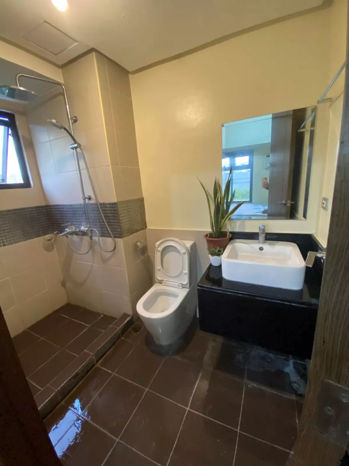 One Bedroom Furnished Condo with Balcony at AZALEA PLACE - CEBU CITY  - photo 4