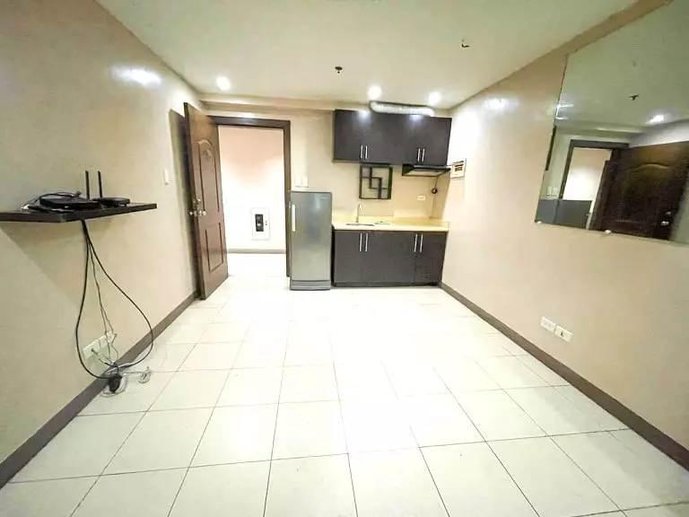 SEMI-FURNISHED 1BR UNIT FOR RENT at Ridgewood Towers   - photo 2