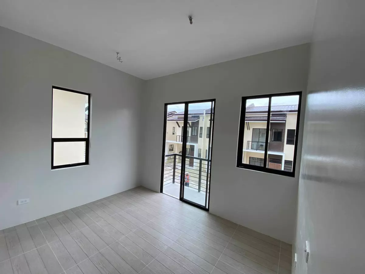 Serenis Townhouse End Unit for Assume - photo 4