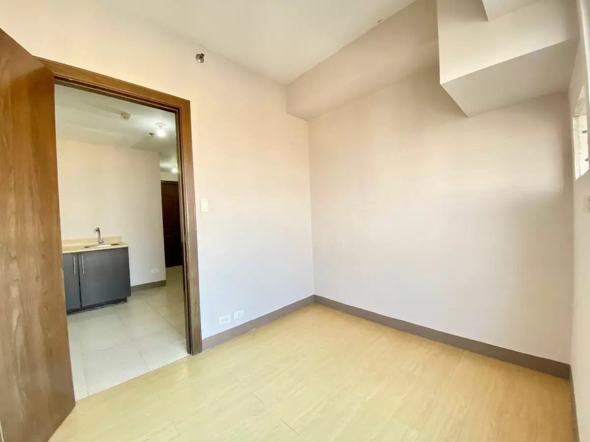 UNFURNISHED 1BR UNIT FOR LEASE at Ridgewood Towers   - photo 3