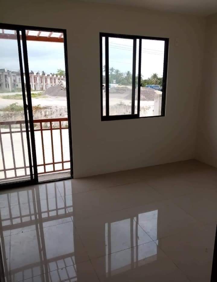 FOR ASSUME TOWNHOUSE CORNER END UNIT IN CASAMIRA SOUTH NAGA CEBU — Townhouse in City of Naga, Cebu, Philippines — Photo 6