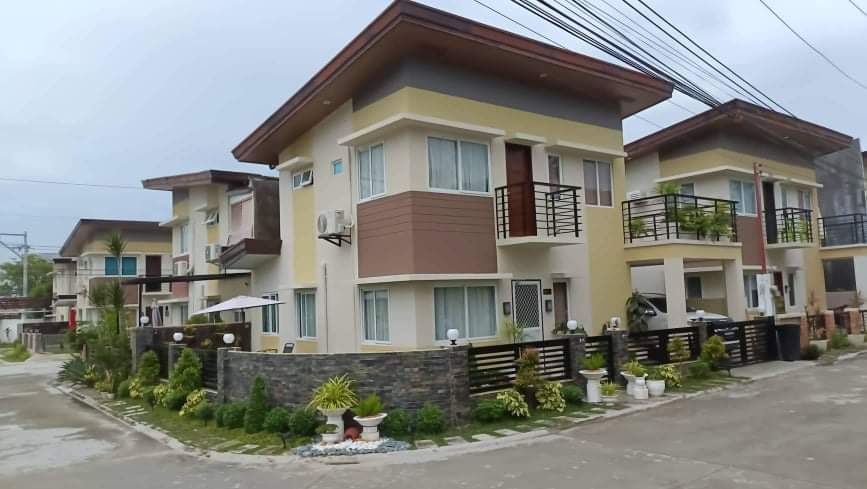 HOUSE & LOT FOR SALE