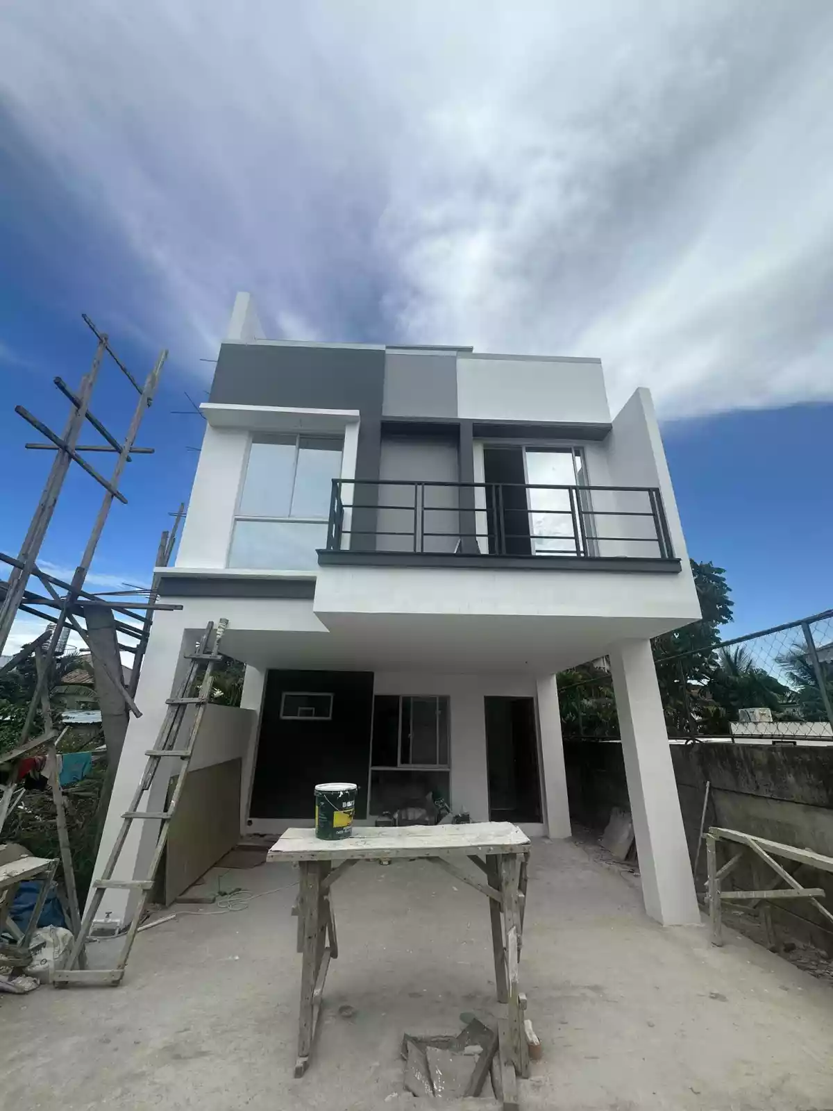 Townhouse for Sale in Guadalupe Cebu City! can accomodate 4 cars. - photo 2