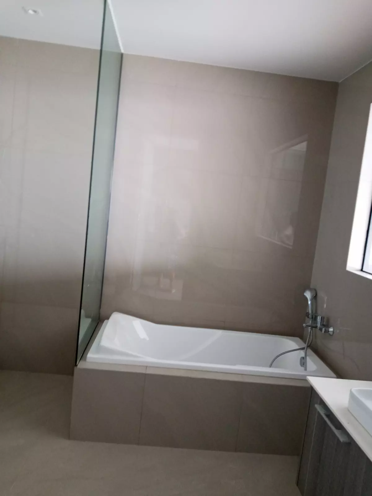 For Sale Studio Unit with balcony in the Reef Mactan Residences Beach front Condominium — 1 Bedroom in Lapu-Lapu City, Philippines — Photo 4