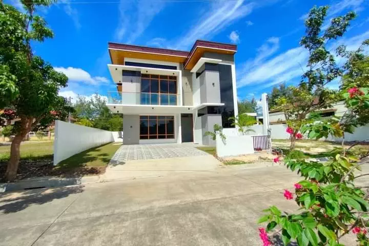 HOUSE & LOT - photo 5