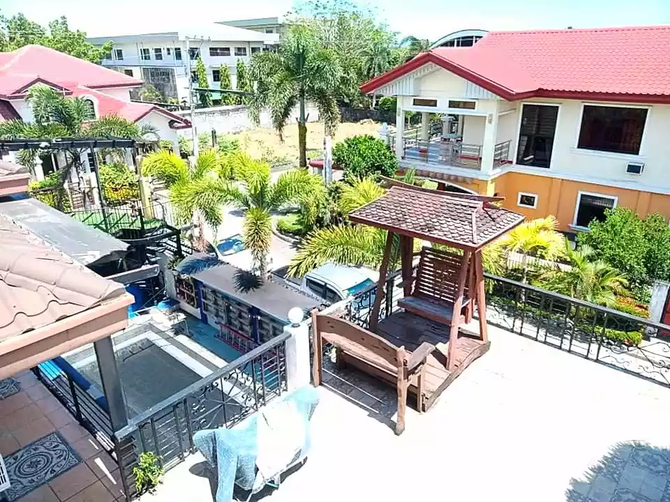 RUSH!! RUSH!!! RUSH!!! Spacious  corner house and lot with swimming pool!! — House and Lot in Burgos Avenue, Bacolod, Negros Occidental — Photo 6