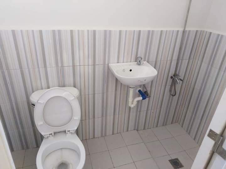 FOR ASSUME TOWNHOUSE CORNER END UNIT IN CASAMIRA SOUTH NAGA CEBU — Townhouse in City of Naga, Cebu, Philippines — Photo 5