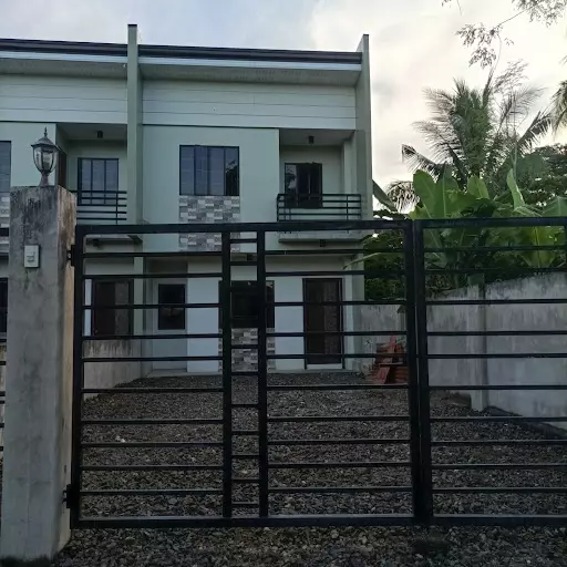 Townhouse in Compostela near Hiway