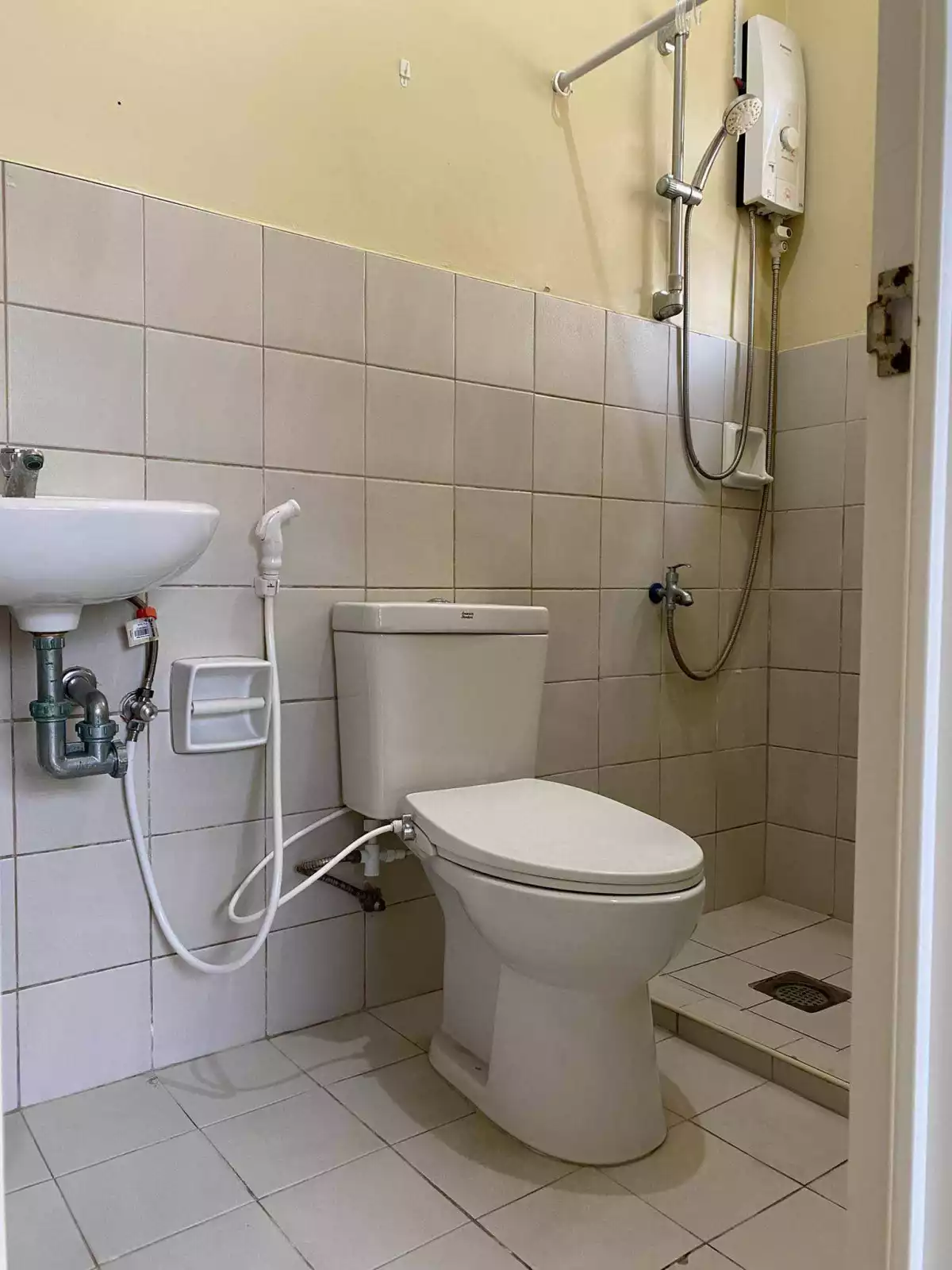 RUSH FOR SALE !!! COLLINWOOD SUBD. — House and Lot in Lapu-Lapu City, Cebu, Philippines — Photo 2