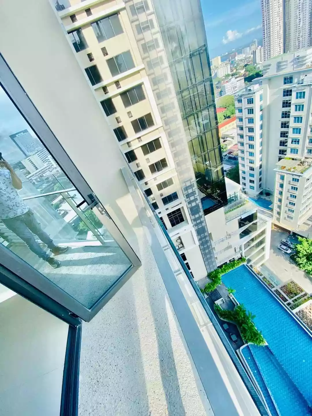 Baseline Premier studio with balcony — Studio in Capitol Site, Cebu City, Cebu — Photo 3