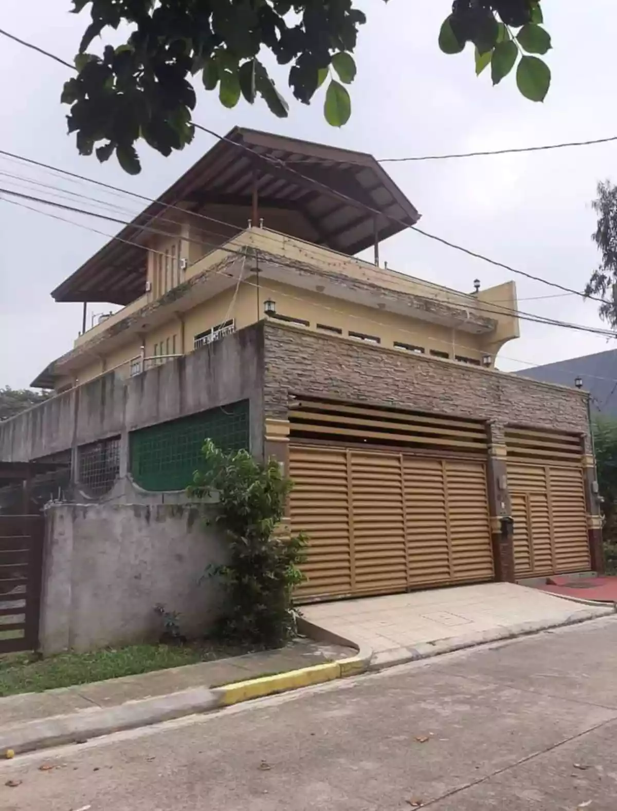3 Storey House and Lot in Executive Village in Dasmarinas, Cavite — House and Lot in Executive Village, Dasmariñas, Cavite — Photo 3