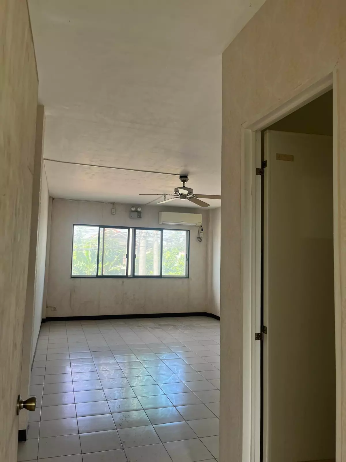 Open photo 13 of 17 — 3 STOREY COMMERCIAL BUILDING  FOR SALE