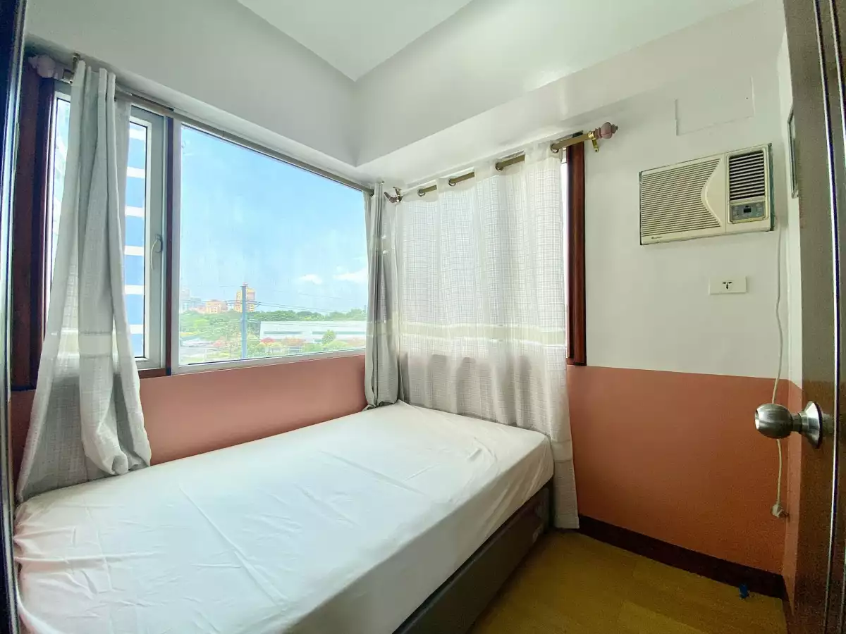 2BR FURNISHED UNIT w/ PARKING FOR SALE at Ridgewood Towers     - photo 4