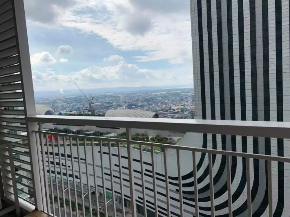 1 HUGE BEDROOM FOR SALE at Two Serendra, BGC — 1 Bedroom in McKinley Parkway, Taguig, Metro Manila — Photo 5