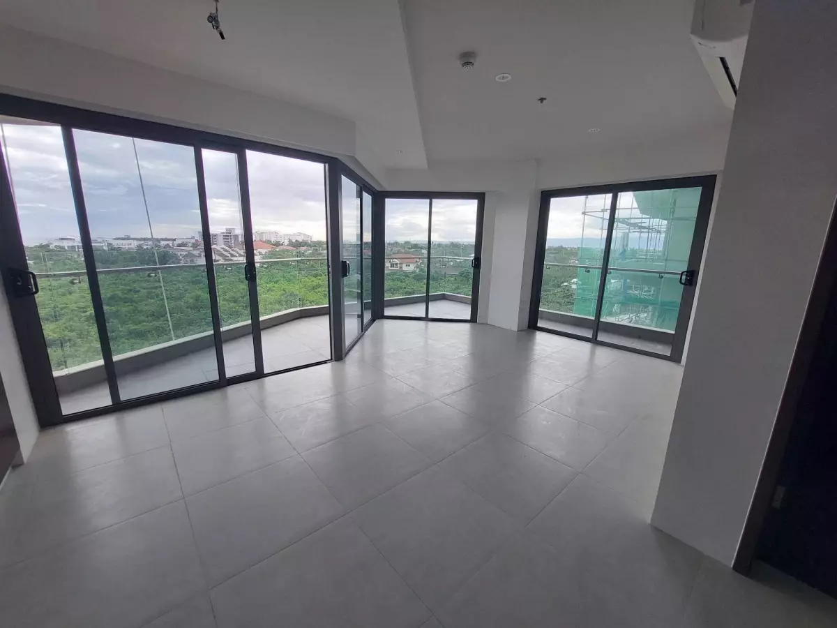 Sacrifice SALE !!! Save up to 4M Semi Furnished 1 Bedroom Corner Unit — 1 Bedroom in Buyong Road, Maribago, Lapu-Lapu City — Photo 3
