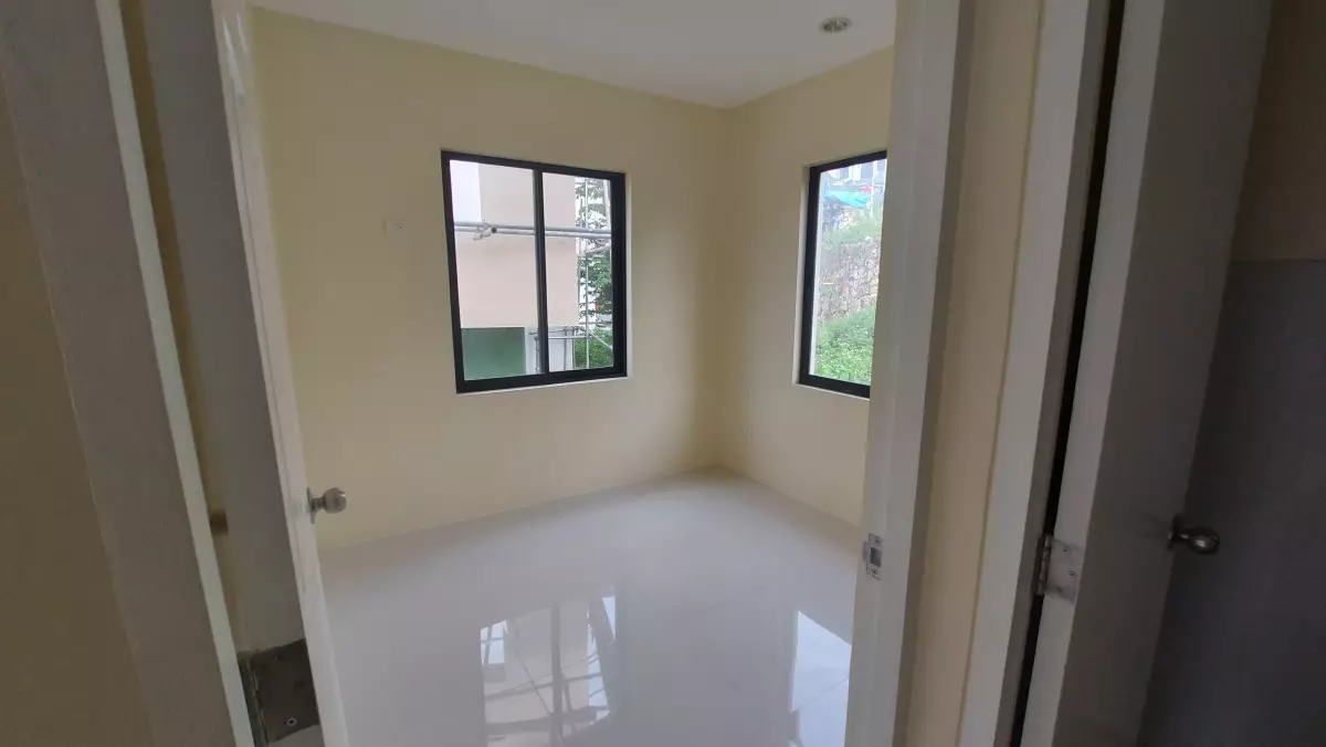 House and lot for assume - photo 5